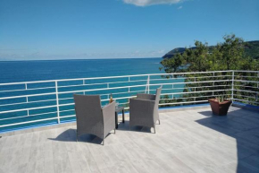 Grande villa surplombant la plage avec piscine